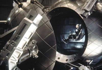 A点：地球 B点：织女星 根据《接触》改编的电影《超时空接触》，女主角坐时空机器穿越了一个光怪陆离的隧道。